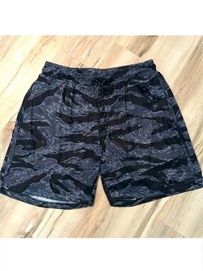 Men's Black & Gray Tiger-Stripe Athletic Shorts